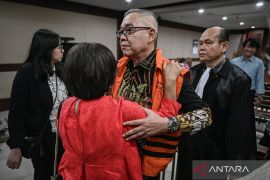 Mantan Direktur Pertamina minta dibebaskan dari dakwaan korupsi LNG