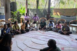 Merawat masa depan sasi, penjaga bentang laut kepala burung
