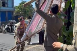 Satpol PP tertibkan media promosi pengganggu fasum di Denpasar