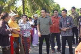 Pemkab Jembrana perbaiki jalan desa yang rusak dengan aspal hotmix