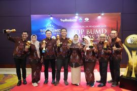 Bupati Bojonegoro terima penghargaan Top BUMD awards 2026