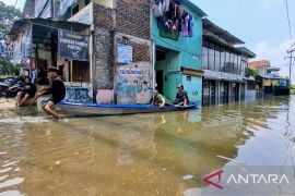 Petugas mendata kebutuhan warga terdampak banjir di Bojongsoang