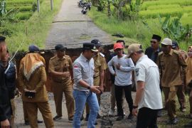 Pemkab Lampung Barat pastikan jalan putus akibat banjir segera diperbaiki