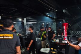 Polisi razia tempat hiburan malam di Dumai, hasil tes urine pengunjung negatif narkoba