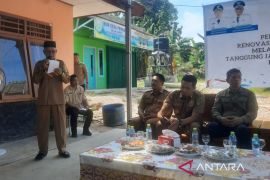 Pemkab Bangka Barat serahkan lima rumah layak huni di Desa Cupat