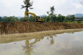 Bupati: Pengerukan sedimentasi Sungai Anakan Oyo kurangi risiko banjir