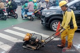 Pemkot Jaktim perbaiki jalan amblas di Jalan Dewi Sartika