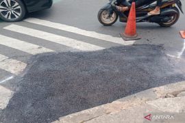 Jalan amblas di Dewi Sartika diduga akibat bekas galian utilitas