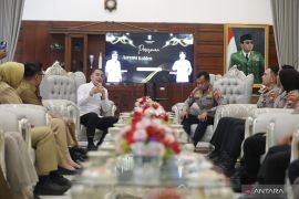 Pemkot Surabaya serahkan hibah rehabilitasi Asrama Koblen