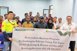 BPJAMSOTEK Mimika serahkan kartu kepesertaan program CSR Petrosea