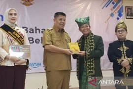 BPPD bagikan buku bacaan tingkatkan literasi siswa di Babel