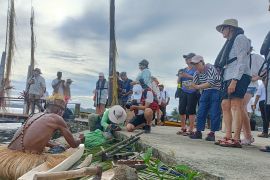 Foreign tourists visit Papua village to see local culture
