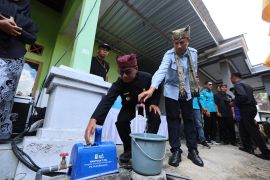 Puluhan KK di Banyuwangi terima bantuan sambungan air bersih dari PLN