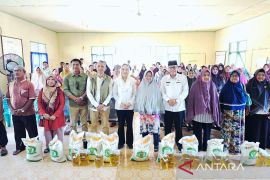 Pemkab Natuna &amp; Bulog salurkan bantuan pangan dari Bapanas kepada warga