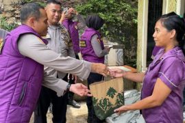 Polda Lampung lakukan "trauma healing" pada warga terdampak banjir di Bandarlampung