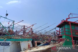 DKP3 Kota Cirebon membantu nelayan penuhi kebutuhan BBM