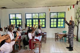Prajurit AL bertugas jadi guru demi hidupkan aktivitas SD Marfenfen