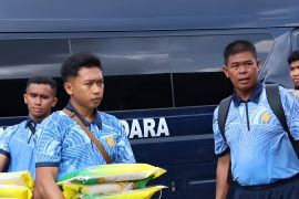 Lanud salurkan sembako ke Panti Asuhan pada HUT TNI AU