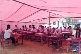 Pemprov Malut fasilitasi ujian siswa terdampak gempa di pengungsian