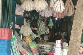 Harga plastik melonjak dua kali lipat di Baturaja, pengaruh konflik Timur Tengah