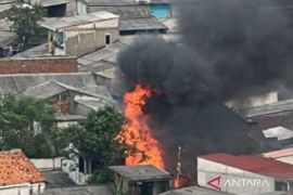 60 personel Gulkarmat padamkan kebakaran rumah di Pulogebang Jaktim