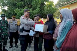 Polres Flores Timur menyalurkan 200 paket sembako untuk korban gempa