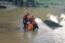 Tim SAR gabungan evakuasi remaja hanyut di Sungai Belawan Kota Medan