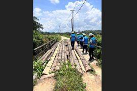 GM PLN UID Kalbar tinjau progres pembangunan listrik desa di Kubu Raya dan Landak