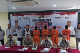 Polda Sumsel Bongkar Industri Miras Oplosan di Banyuasin, 20 ribu botol disita