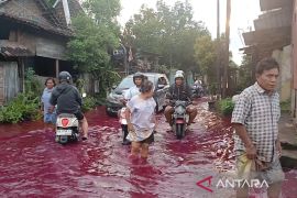 Luapan air berwarna merah kagetkan warga Serengan Solo