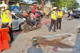 Polisi ungkap kronologi pemotor yang tewas hantam trotoar di Jakbar