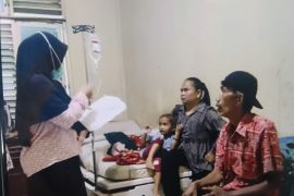 Dinkes Pasaman Barat tangani warga diduga keracunan bakso tusuk