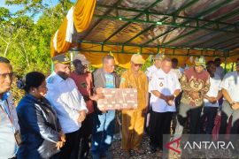 Pemkab Maybrat serahkan dana kompensasi Rp1 miliar untuk bangun Sekolah Rakyat