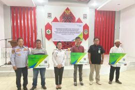 Pemkab Landak dan BPJamsostek serahkan kartu perlindungan kepada pekerja sektor transportasi pedesaan