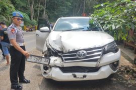 Petugas tutup jalan nasional Trenggalek usai batuan tebing timpa mobil