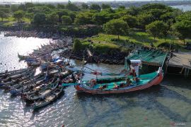 Nelayan tidak melaut akibat angin timur