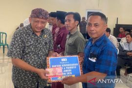 Pemprov Jatim bantu modal usaha 98 pelaku UMKM di Bangkalan