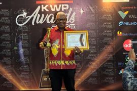 Bupati John Rettob terima penghargaan KWP Awards 2026