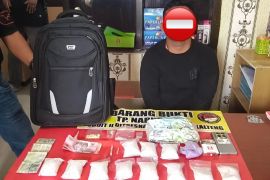 Polda Kalteng ringkus dua tersangka pengedar dengan 3 kg sabu dan 400 ekstasi