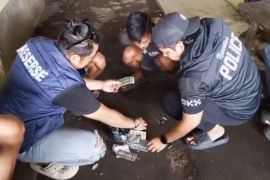 Polres Karawang tangkap dua  pengedar obat keras