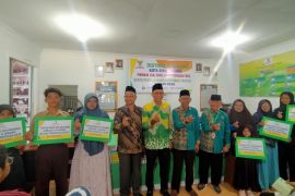 Baznas Singkawang salurkan zakat untuk program pendidikan