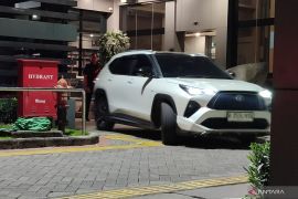 Tim Kejati bawa empat kotak kontainer dari kantor Dinas ESDM Jatim