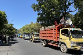 Bali waste workers stage 400-truck rally over landfill policy