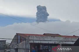Gunung Marapi lontarkan abu vulkanik setinggi 1,6 kilometer Kamis pagi