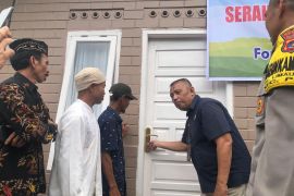 Harapan baru dari Limau Manis: Mulyadi terima kunci rumah usai 15 tahun tinggal di pondok sawah