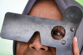 Menatap layar ponsel terlalu lama bisa merusak jaringan mata