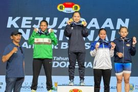 Lifter putri Jambi rebut dua emas dalam kejuaraan di Bandung