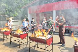 Kejari Tangerang musnahkan 5.890 bungkus rokok ilegal