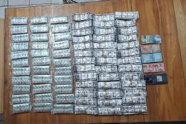 Polisi Gerebek Gudang Obat Ilegal di Cirebon