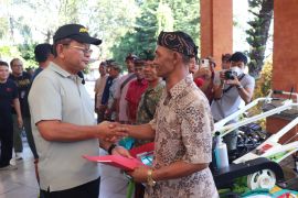 Pemkab Buleleng salurkan traktor bantu petani